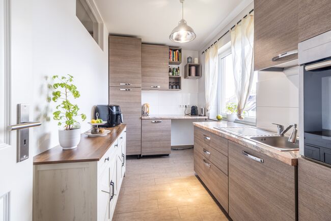Pflegeleichte Küche mit viel Stauraum, modernem Look und Tageslicht – ideal für Mieter.