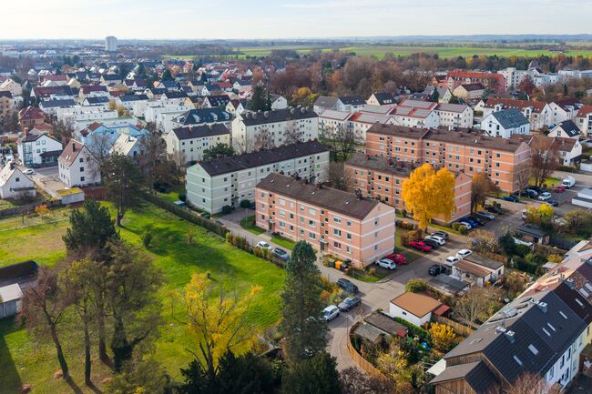Ruhige, gewachsene Wohnlage mit hervorragender Vermietbarkeit. Kurze Wege zu Einkauf, ÖPNV und Alltag.