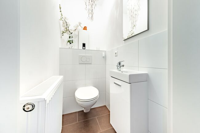 Zusätzliches Gäste-WC – sauber, hell und sehr praktisch im Alltag.