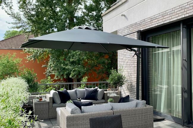 Offene Terrasse mit Schirm