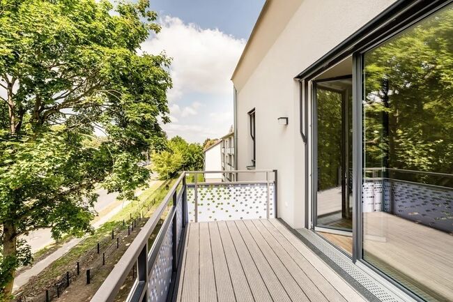 Balkon mit elektrischer Sonnen-Markise