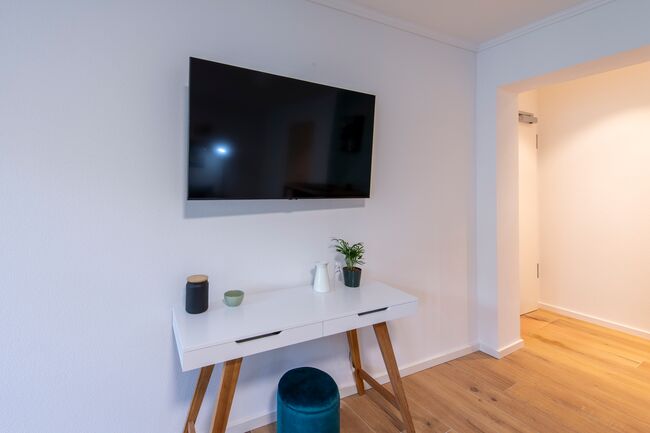 Fernseher und Arbeitsplatz