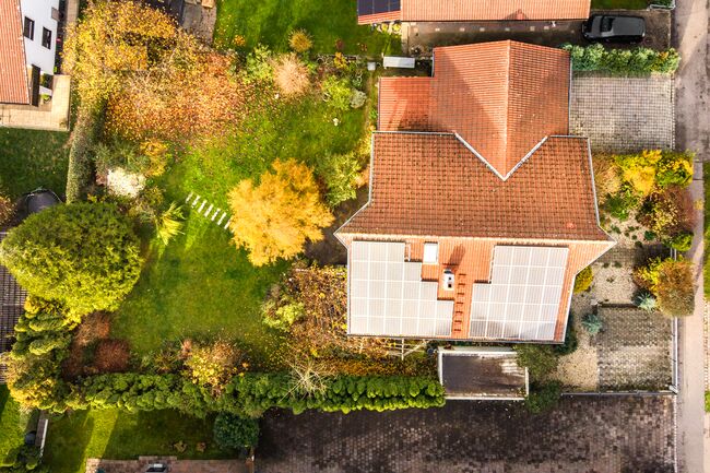 Viel Platz, Privatsphäre und ein gewachsener Garten.