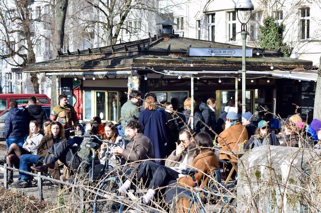 Pavillon am Ufer