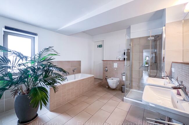 Tageslichtbad mit Wanne und Dusche