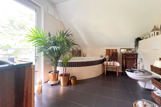 oberes Wannenbad mit Dusche