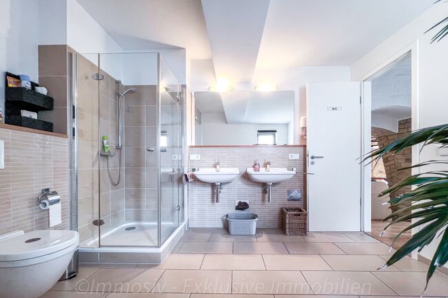 Dusche und Handwaschbecken